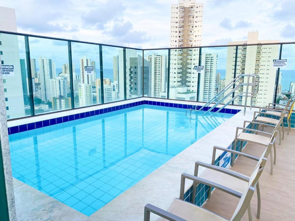 ein Schwimmbad auf dem Dach eines Gebäudes in der Unterkunft 03 Flat Golden Home Boa Viagem in Recife