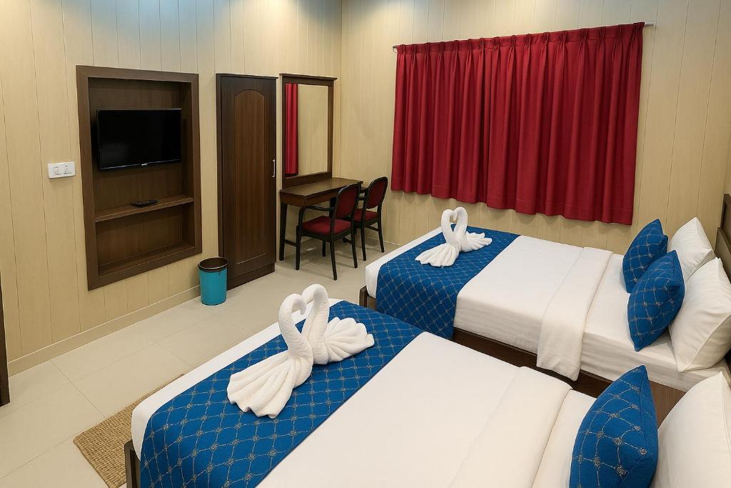 Letto o letti in una camera di Rajnandani Palace Ayodhya - Modern Stay Near Ram Mandir with Free Parking