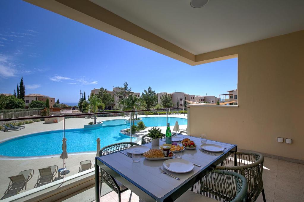 Hồ bơi trong/gần Stunning, Modern Apartment MC11 - Ampelia, Dionysus Greens, Aphrodite Hills Resort
