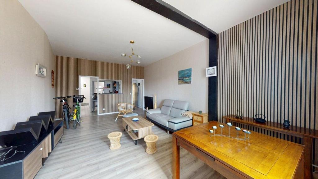 un salon avec un canapé et une table dans l'établissement Maison Quai De Saône, au Havre