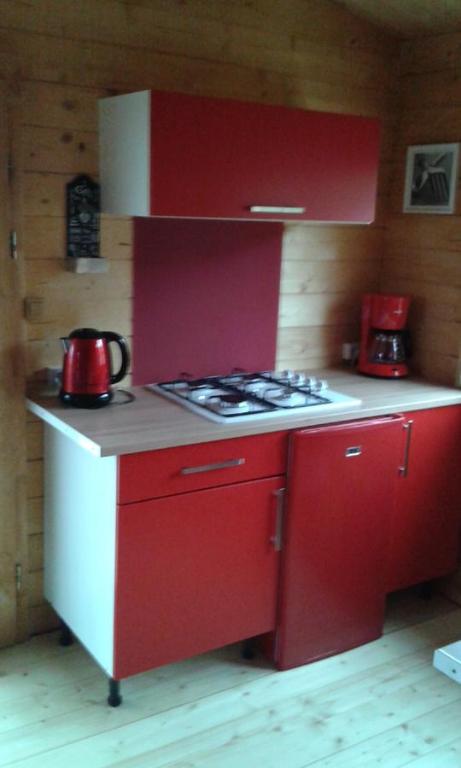 Kuchyň nebo kuchyňský kout v ubytování Les Chalets De Lozzi