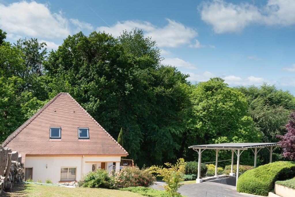 une petite maison avec un toit en gambrel dans l'établissement Kojonomai, à Coarraze