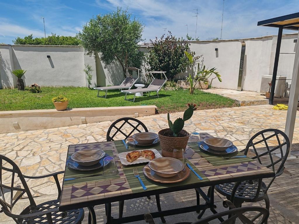 莱切Dimora Bianca 64的桌子上放着一盘食物