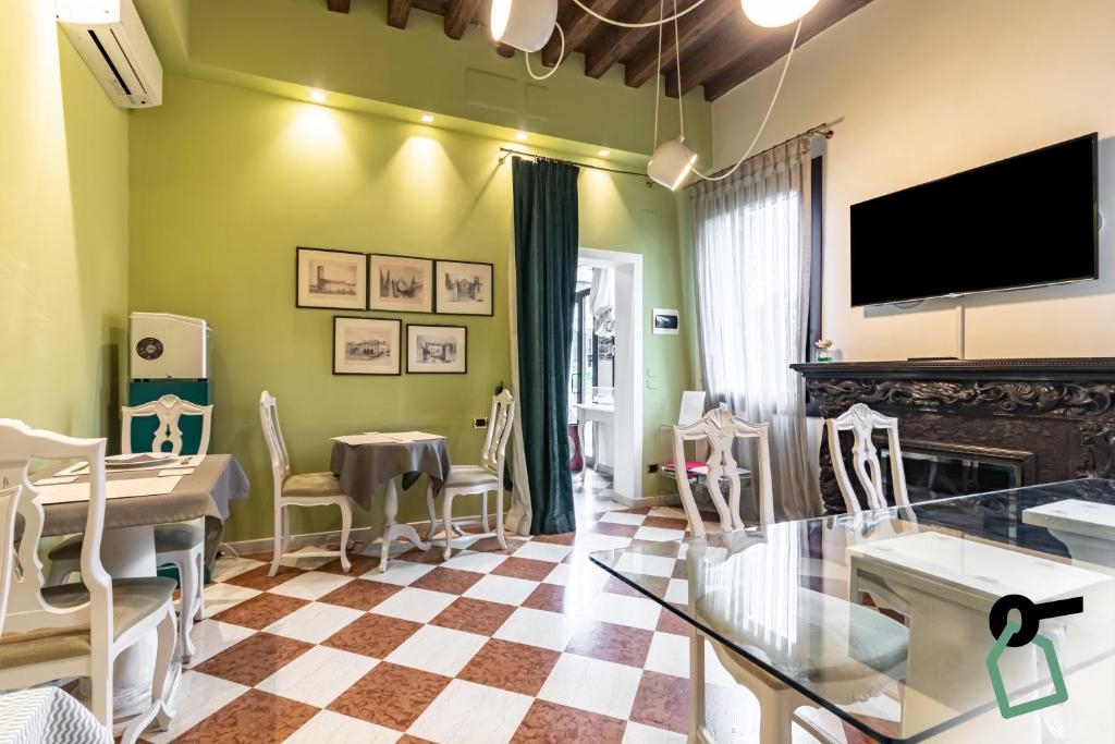 TV a/nebo společenská místnost v ubytování HOTIDAY Room Collection - Dolo