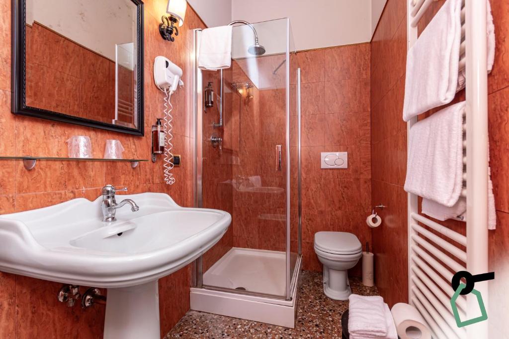 Koupelna v ubytování HOTIDAY Room Collection - Dolo