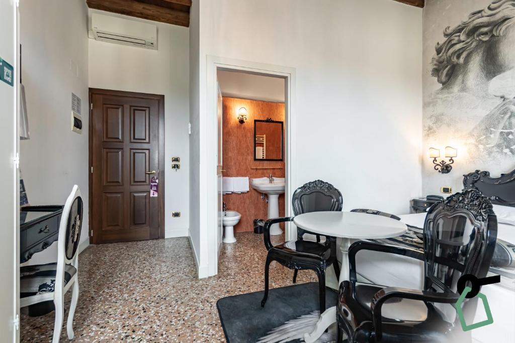 Posezení v ubytování HOTIDAY Room Collection - Dolo