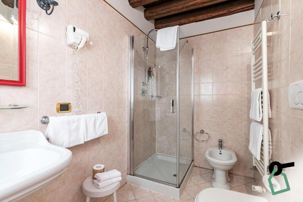 Koupelna v ubytování HOTIDAY Room Collection - Dolo