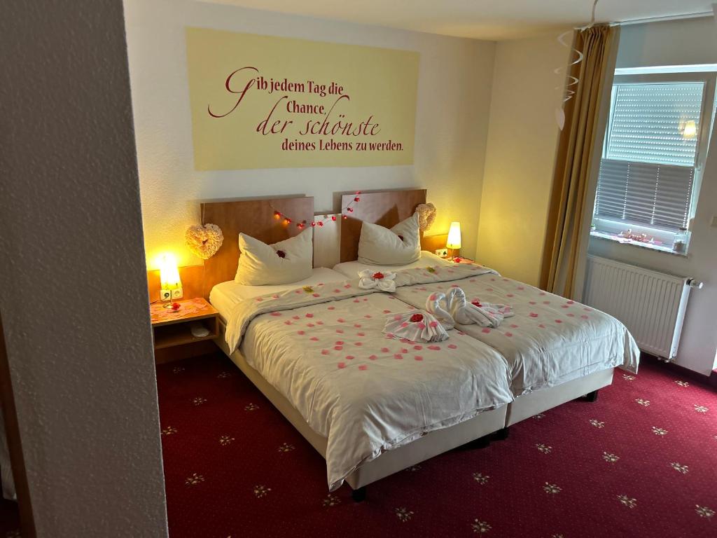 Postel nebo postele na pokoji v ubytování tauwerk Hotel