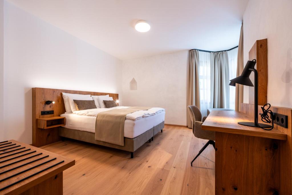 Postel nebo postele na pokoji v ubytování Hotel Traube Rattenberg
