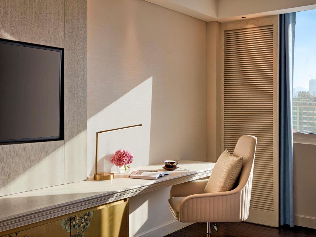 TV a/nebo společenská místnost v ubytování Mövenpick Hotel Hanoi Centre