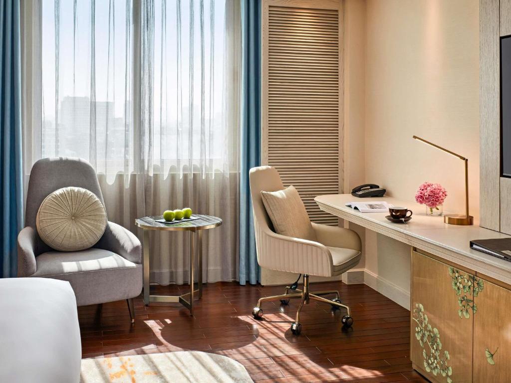 TV a/nebo společenská místnost v ubytování Mövenpick Hotel Hanoi Centre