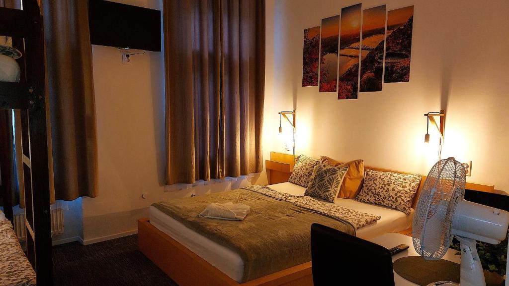 Postel nebo postele na pokoji v ubytování GoodMo Budapest Smart Rooms