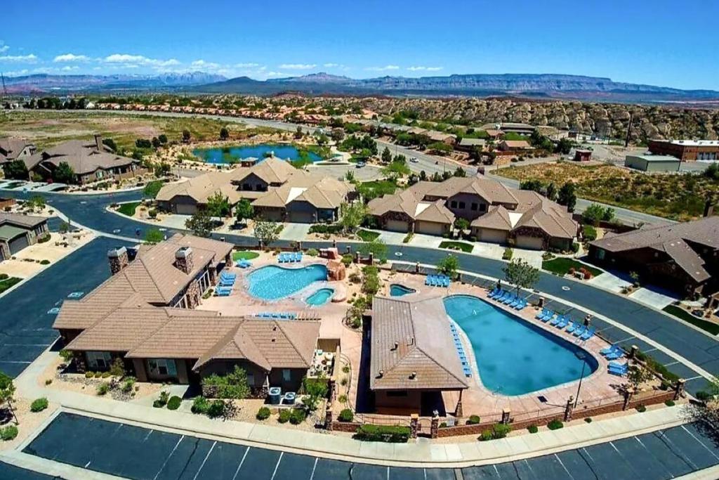 eine Luftansicht eines Resorts mit zwei Pools in der Unterkunft Zion’s Coral Ridge Escape in Washington