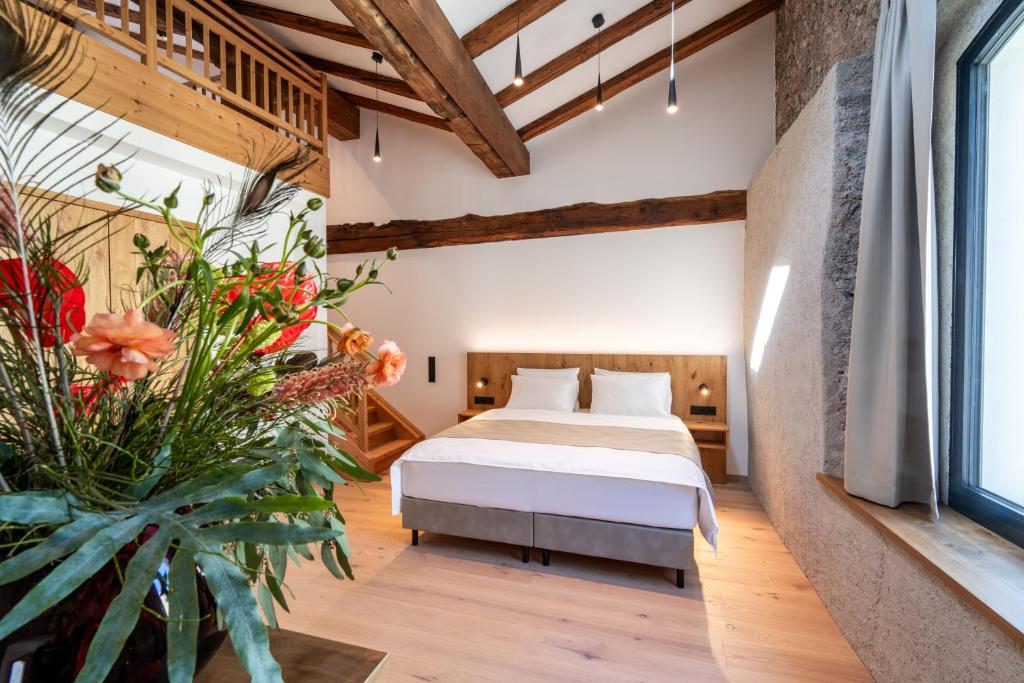 Postel nebo postele na pokoji v ubytování Hotel Traube Rattenberg