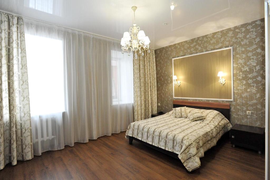 ウフタにあるGostinitsa Evropeyskayaのベッドルーム1室(ベッド1台、壁掛け鏡付)