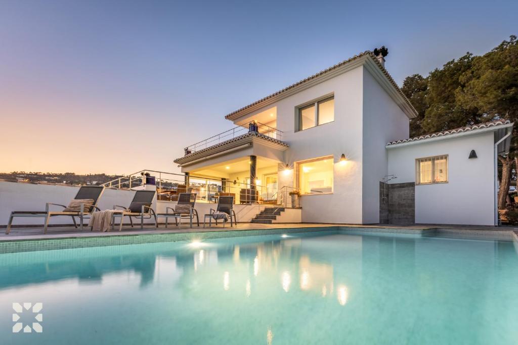 Bazén v ubytování Villa Bernia by Abahana Villas nebo v jeho okolí