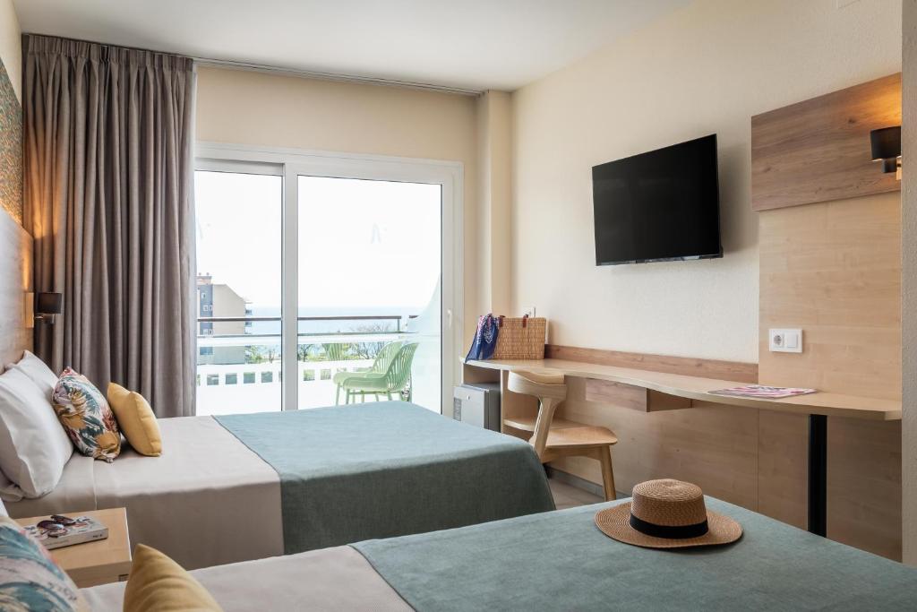A bed or beds in a room at ALEGRIA Caprici Verd