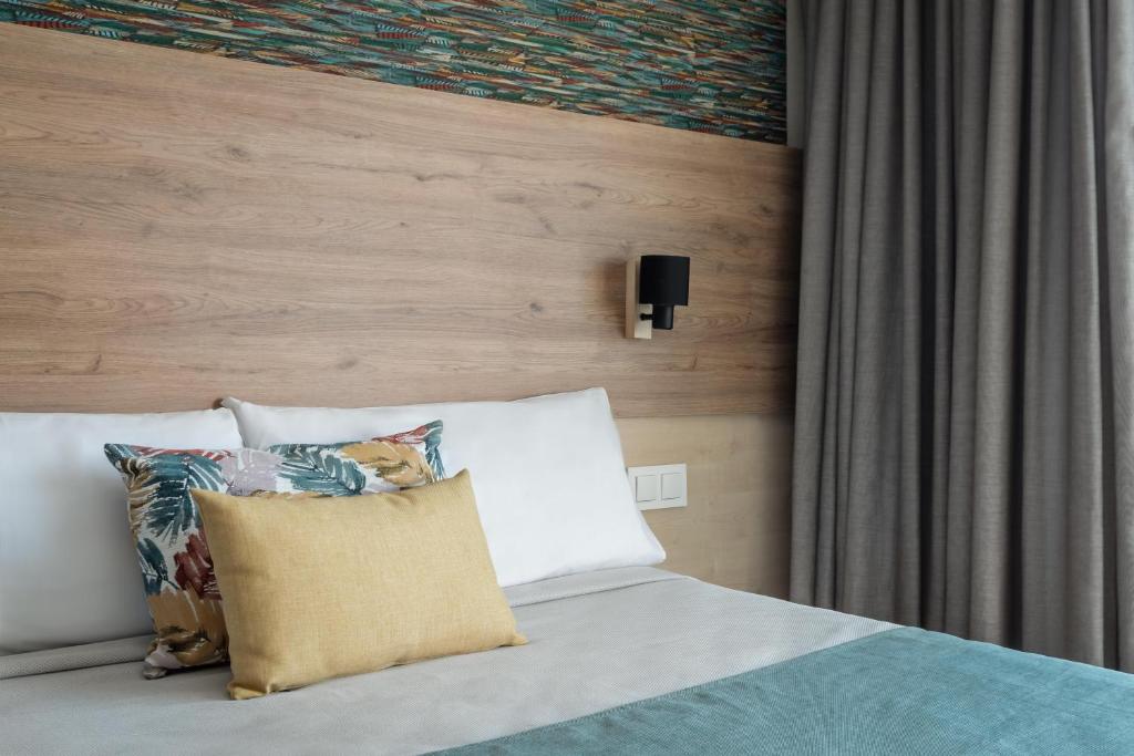 A bed or beds in a room at ALEGRIA Caprici Verd