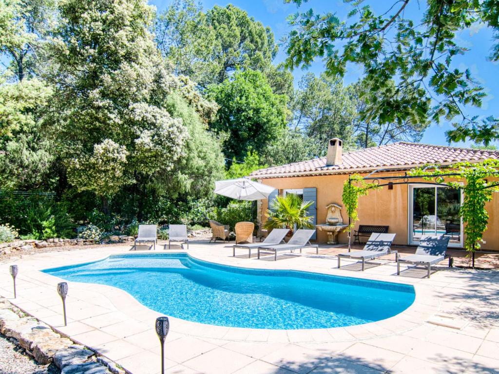une piscine avec des chaises et une maison dans l'établissement Holiday Home Villa Hestia by Interhome, au Thoronet
