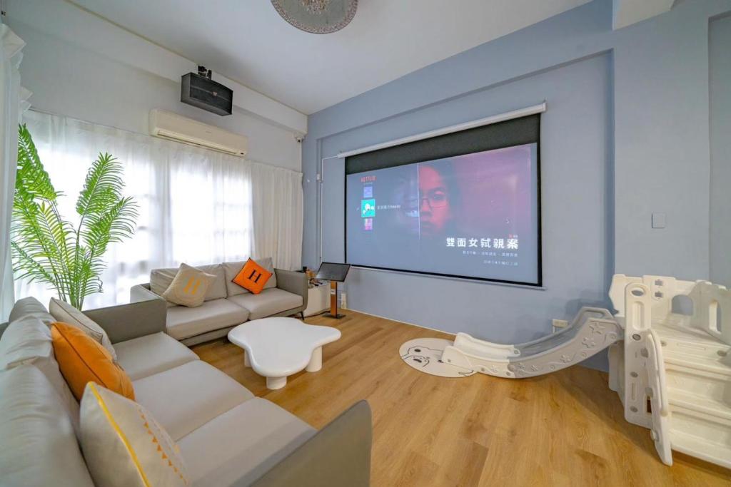 TV a/nebo společenská místnost v ubytování 家家陽光house包棟民宿