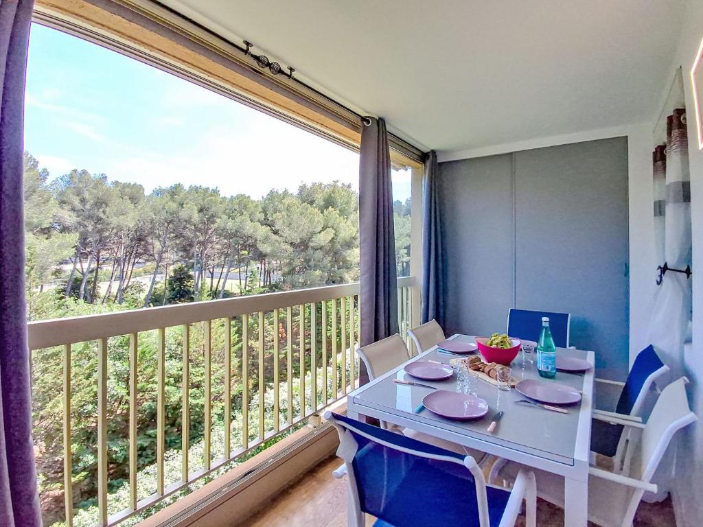 d'un balcon avec une table et une grande fenêtre. dans l'établissement Apartment Les Oliviers by Interhome, à Six-Fours-les-Plages
