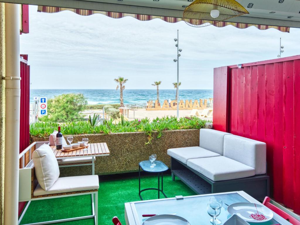 d'une terrasse avec vue sur la plage. dans l'établissement Apartment Primavéra-13 by Interhome, à Lacanau-Océan
