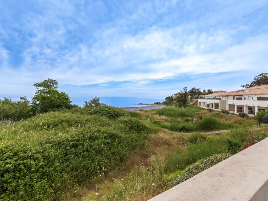 - une vue sur l'océan du côté d'une route dans l'établissement Studio Casa Brigitte by Interhome, à Linguizzetta