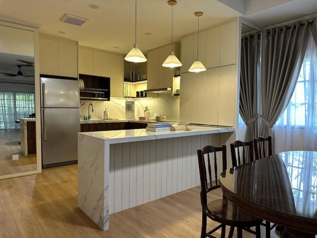 Kuchyň nebo kuchyňský kout v ubytování Yenni Villa at Country Villas, Country Heights