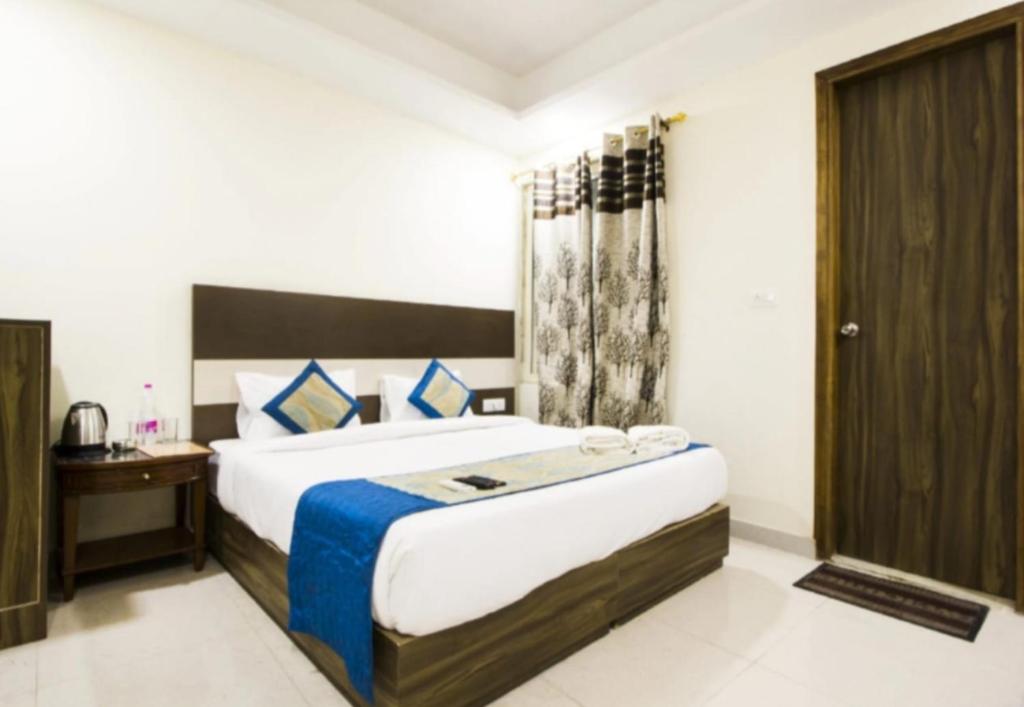 a hotel room with a bed and a window at Airport Hotel King'S in New Delhi