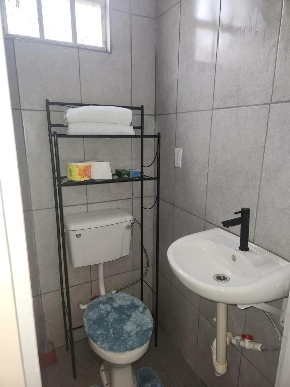 un baño con inodoro y lavabo en Alpha's Apartments, en Georgetown