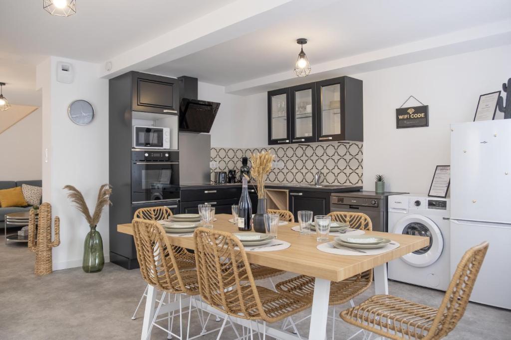 une cuisine et une salle à manger avec une table et des chaises dans l'établissement La Station Paisible - Maison proche Gare, à Brumath