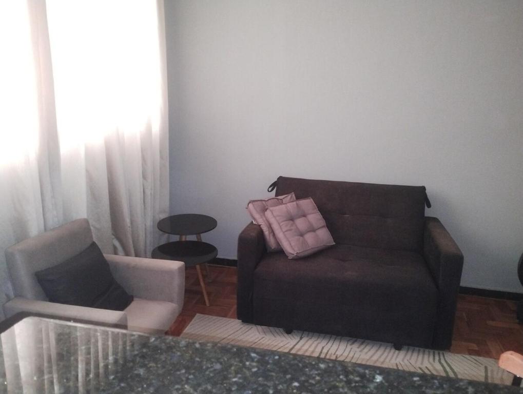 Posezení v ubytování Savassi apartment, functional, practical, home work
