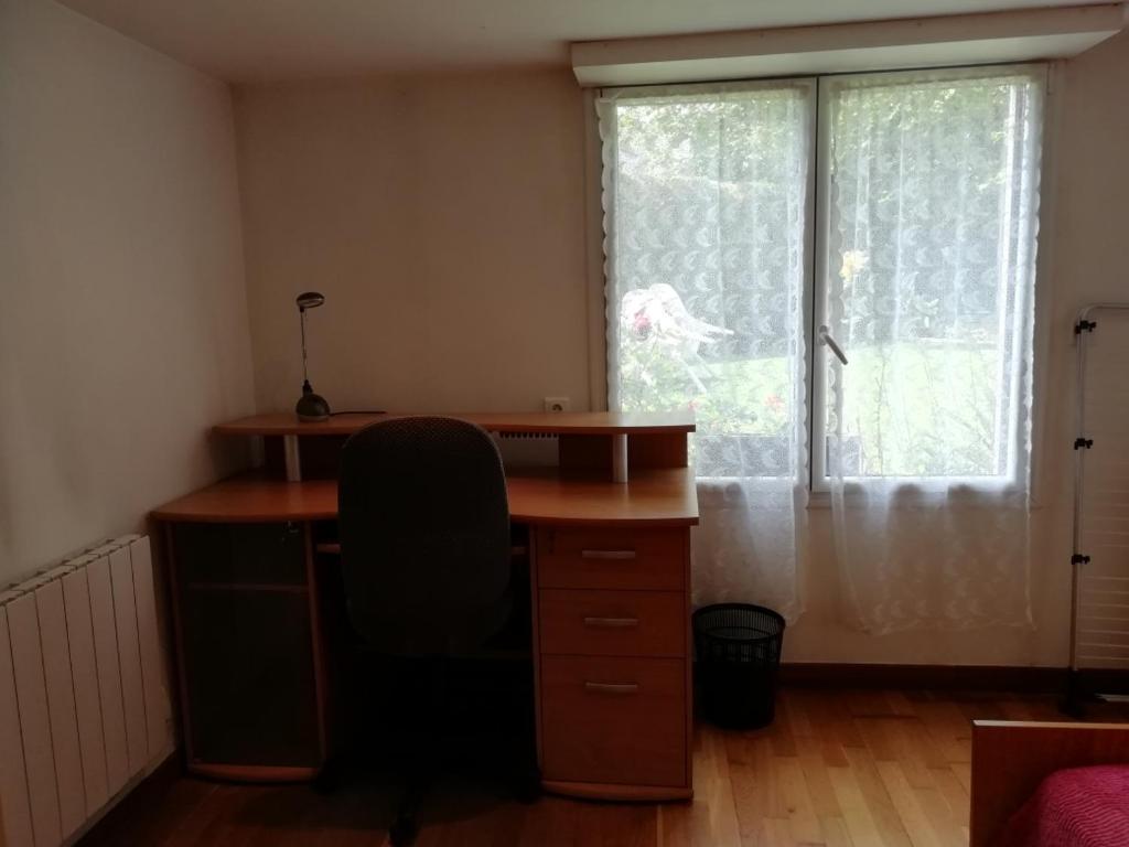 un bureau avec un bureau et une fenêtre dans l'établissement Studio 20m2, à La Celle-sous-Gouzon