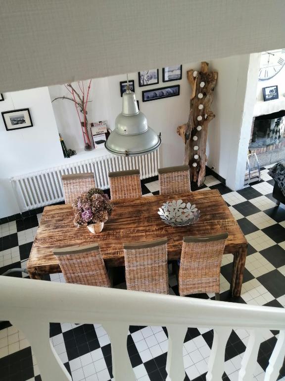 une salle à manger avec une table et des chaises en bois dans l'établissement Ty Kerescar, à Plouarzel