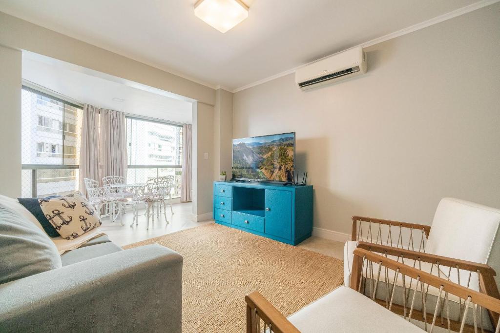 a living room with a couch and a blue cabinet at Ruth de Sá 3 Dorm Quadra Mar by Achei Camboriú in Balneário Camboriú