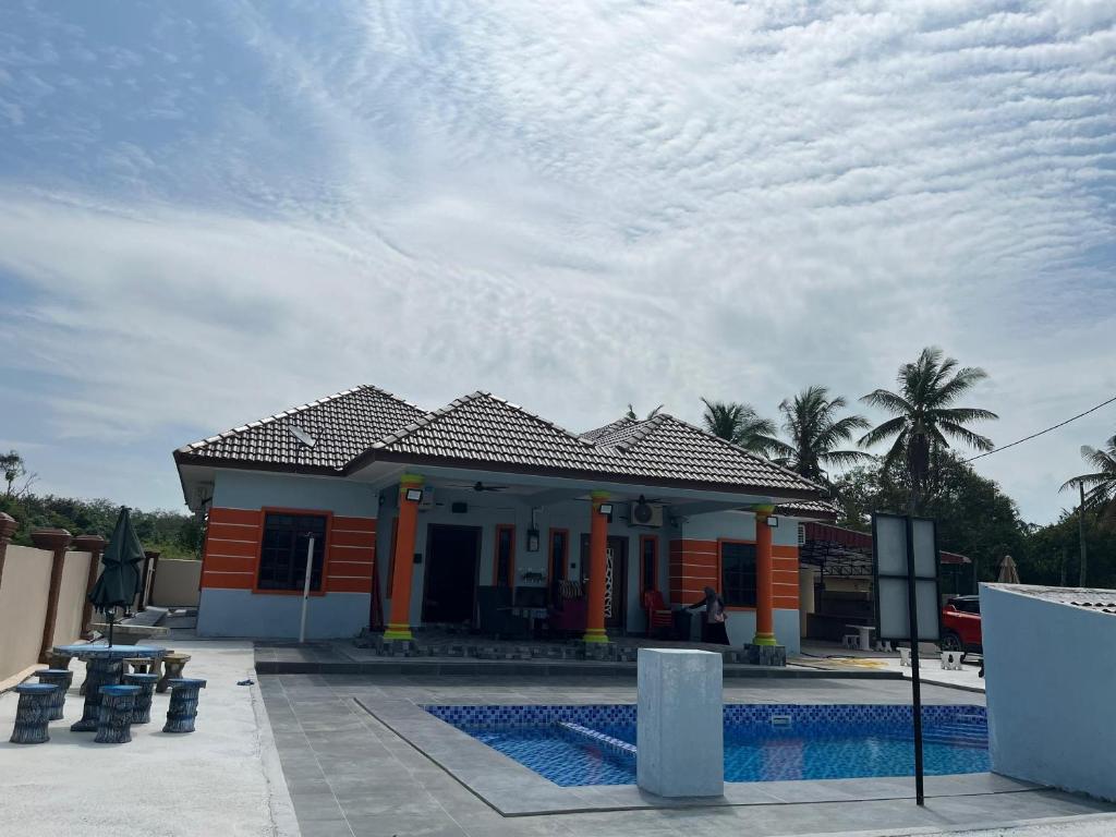 una piccola casa con una piscina di fronte di Andak Homestay a Masjid Tanah