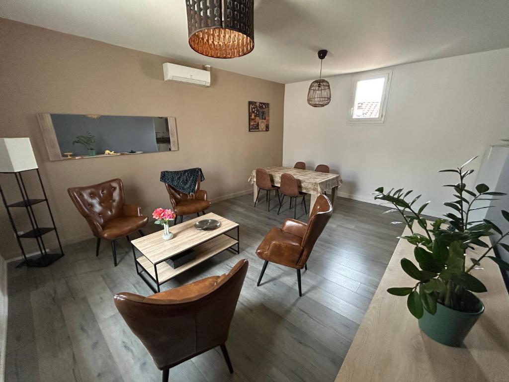 un salon avec une table et des chaises dans l'établissement Chez Thibaud, à Frontignan