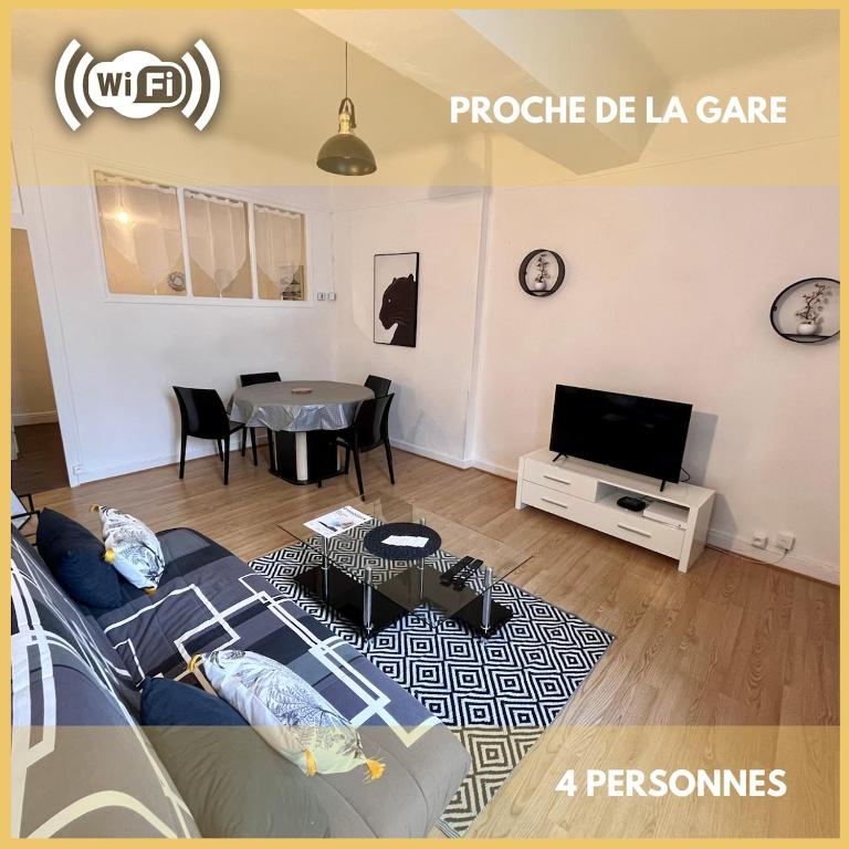 un salon avec un canapé et une table dans l'établissement La Halte, Proche-gare, cosy, Spacieux, à Issoudun