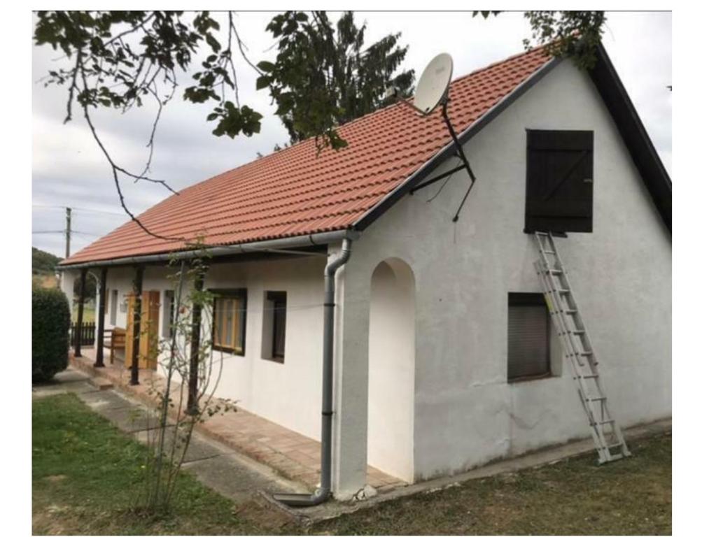 una casa con una antena parabólica en el techo en Back to Basic, en Horváthertelend