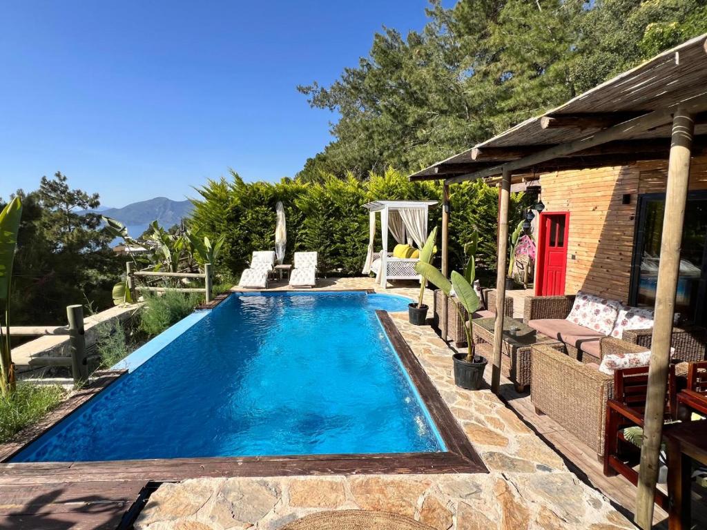 สระว่ายน้ำที่อยู่ใกล้ ๆ หรือใน Panaromic Seaview Villa with pool