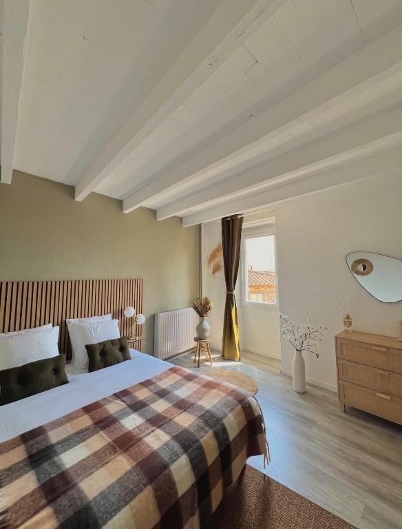 Ένα ή περισσότερα κρεβάτια σε δωμάτιο στο Maison de charme bourg médiéval