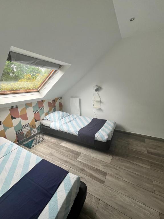 Giường trong phòng chung tại Évasion mi Paris - mi Disney