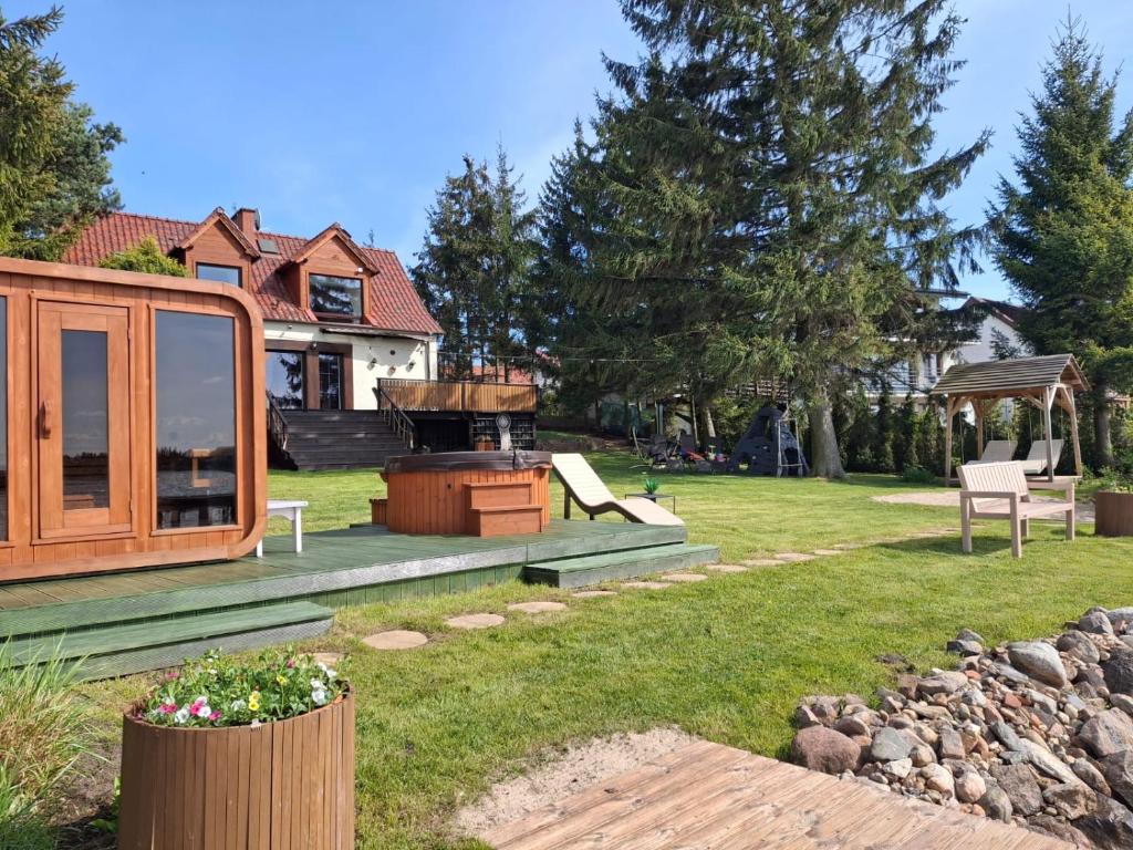 a backyard with a barbecue and a house at Widokówka 13 in Mikołajki