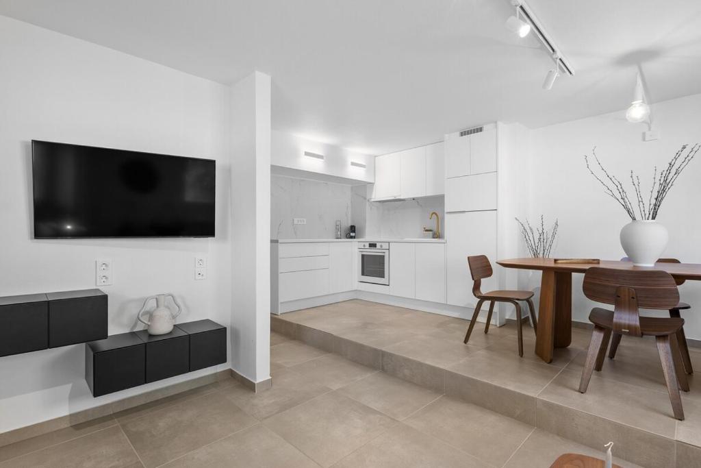 6622 Luxury Apartment with Shared Pool
