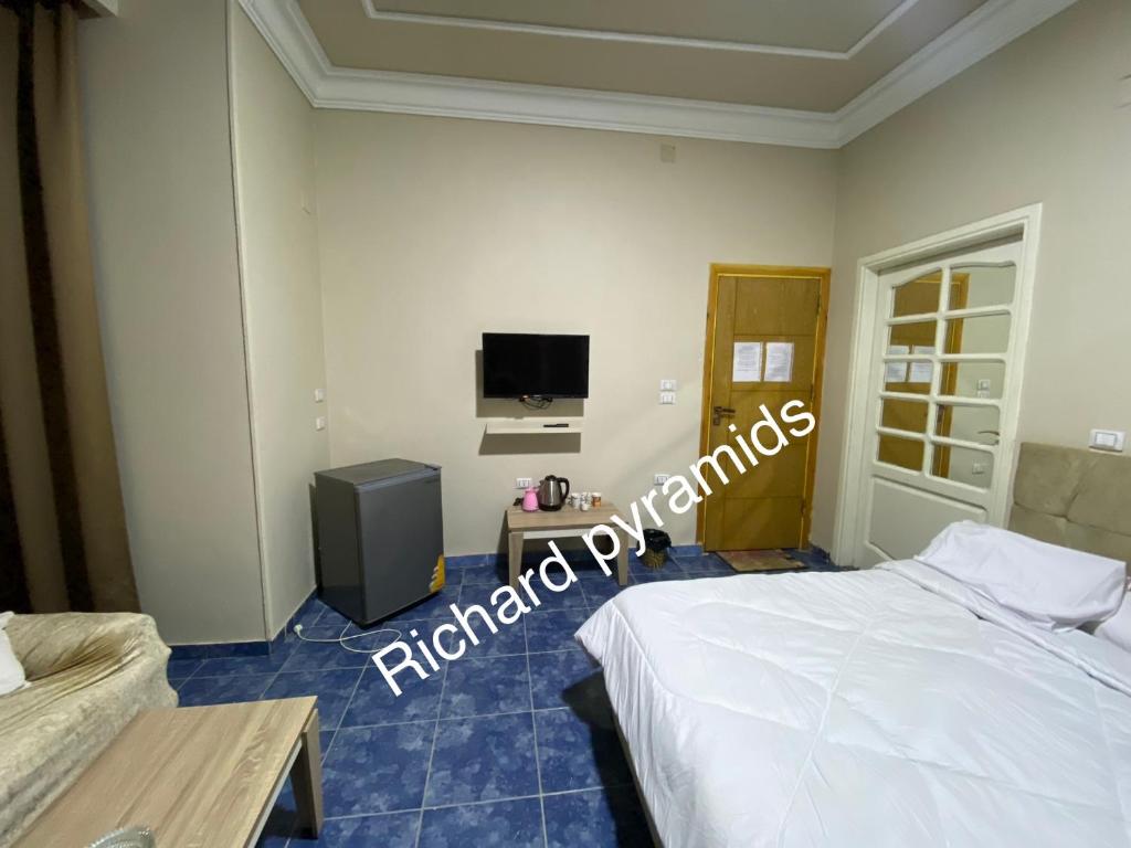 Postel nebo postele na pokoji v ubytování Richard Pyramids inn hotel