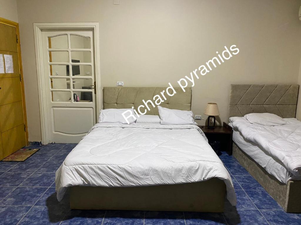 Postel nebo postele na pokoji v ubytování Richard Pyramids inn hotel