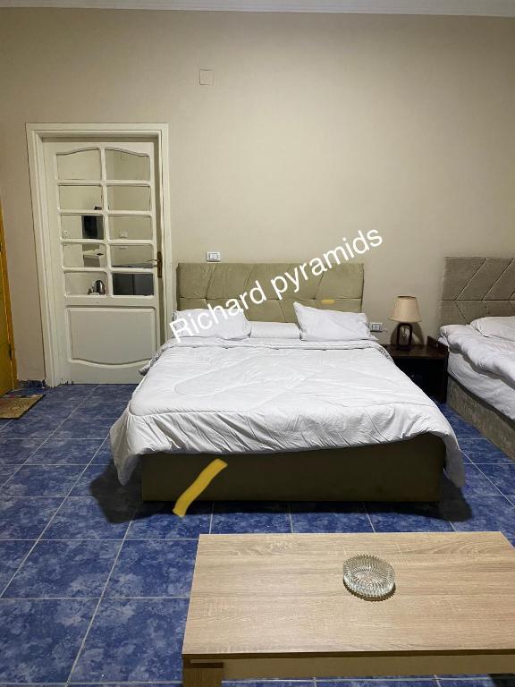 Postel nebo postele na pokoji v ubytování Richard Pyramids inn hotel