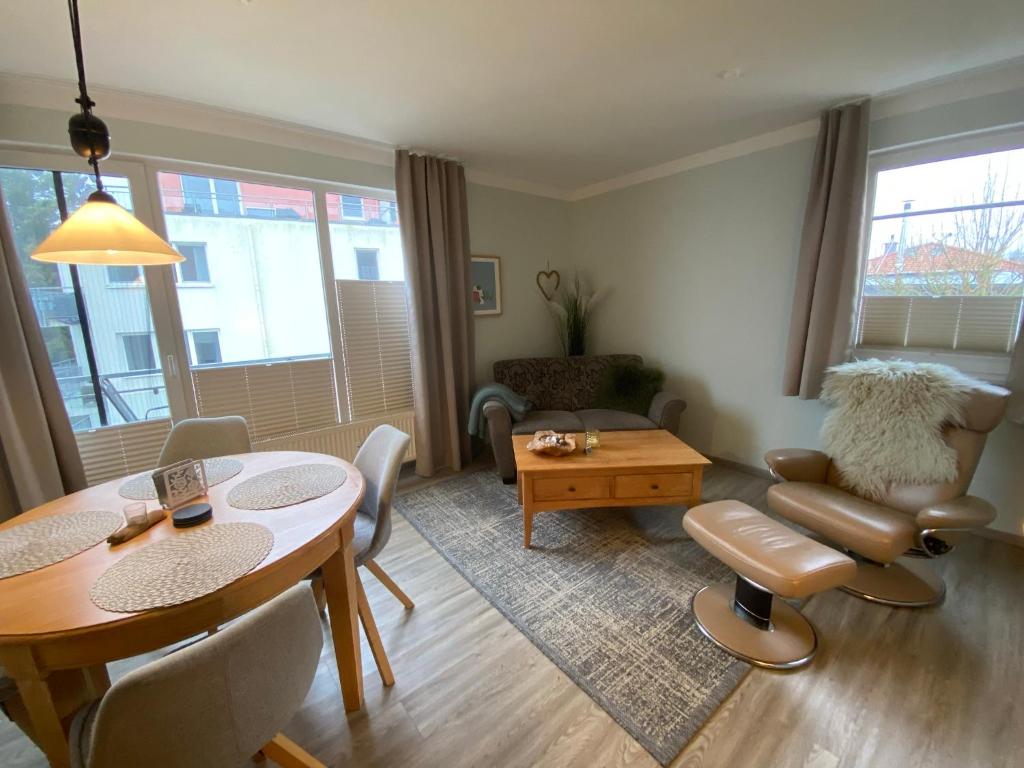 Posezení v ubytování FeWo SaMa, Balkon zum Plöner See