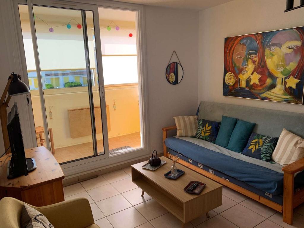 un salon avec un canapé et une télévision dans l'établissement La corvette des mers Saint Hilaire de Riez, à Saint-Hilaire-de-Riez