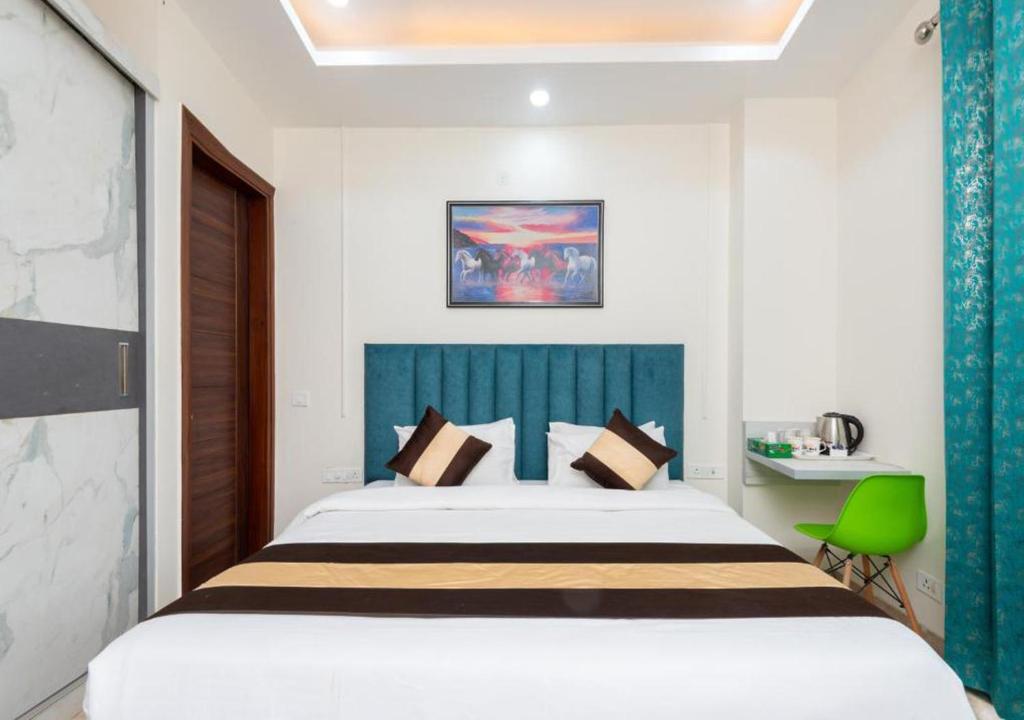 Postel nebo postele na pokoji v ubytování Comfort N Stay INN Suites